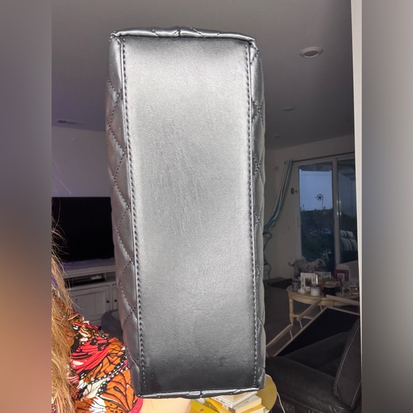 Badgley Mischka Diamond Quilt Faux Leather Bag with lock - Picture 12 of 12